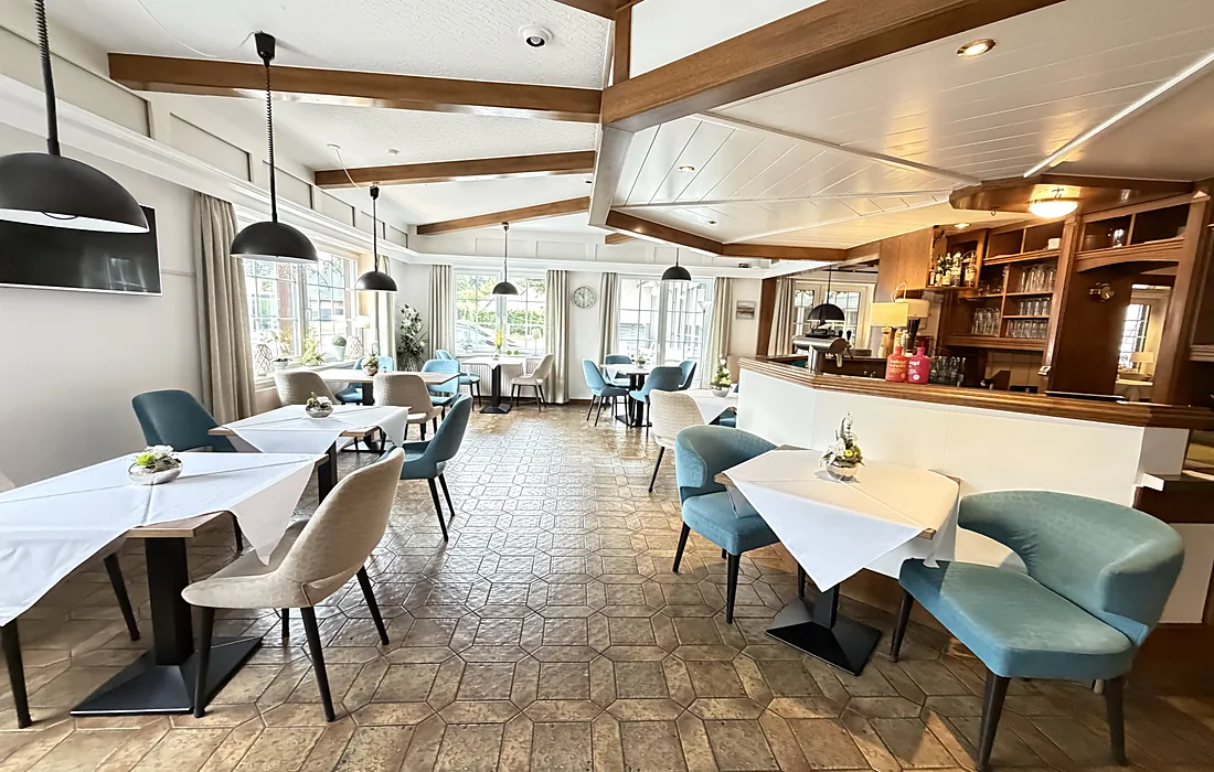 Frühstücksraum mit Bar im Hotel Rohdenburg