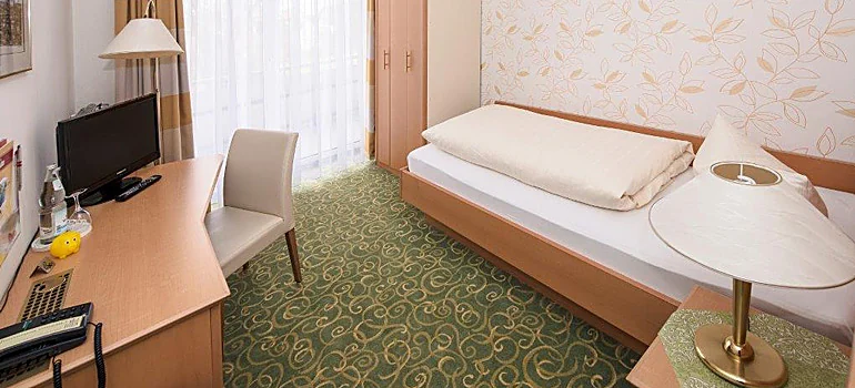 Einzelzimmer im Hotel Rohdenburg mit Bett, Schreibtisch und Fenster